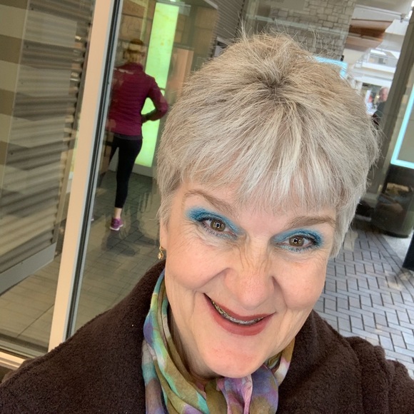 Meet your Posher, Laura - Picture 1 of 1